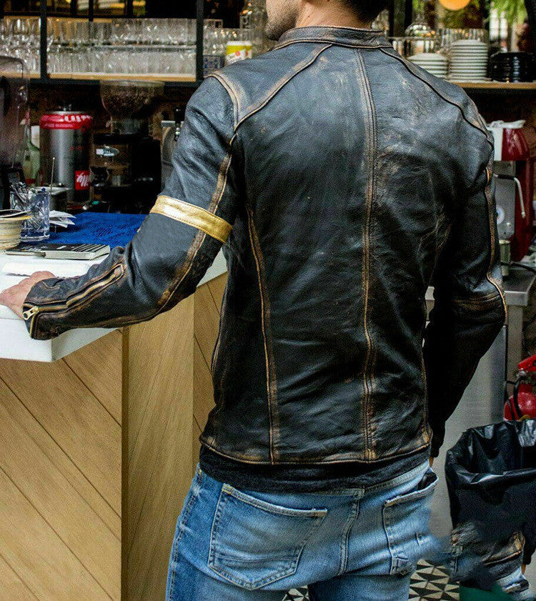 Męska kurtka motocyklowa w stylu punk na manekinie