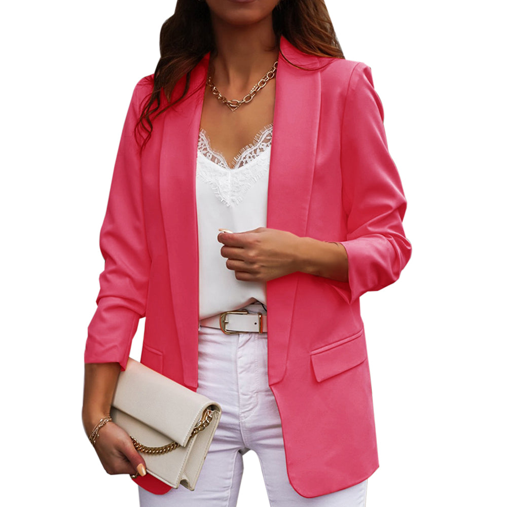 Kobieta w luźnej marynarce damskiej oversize