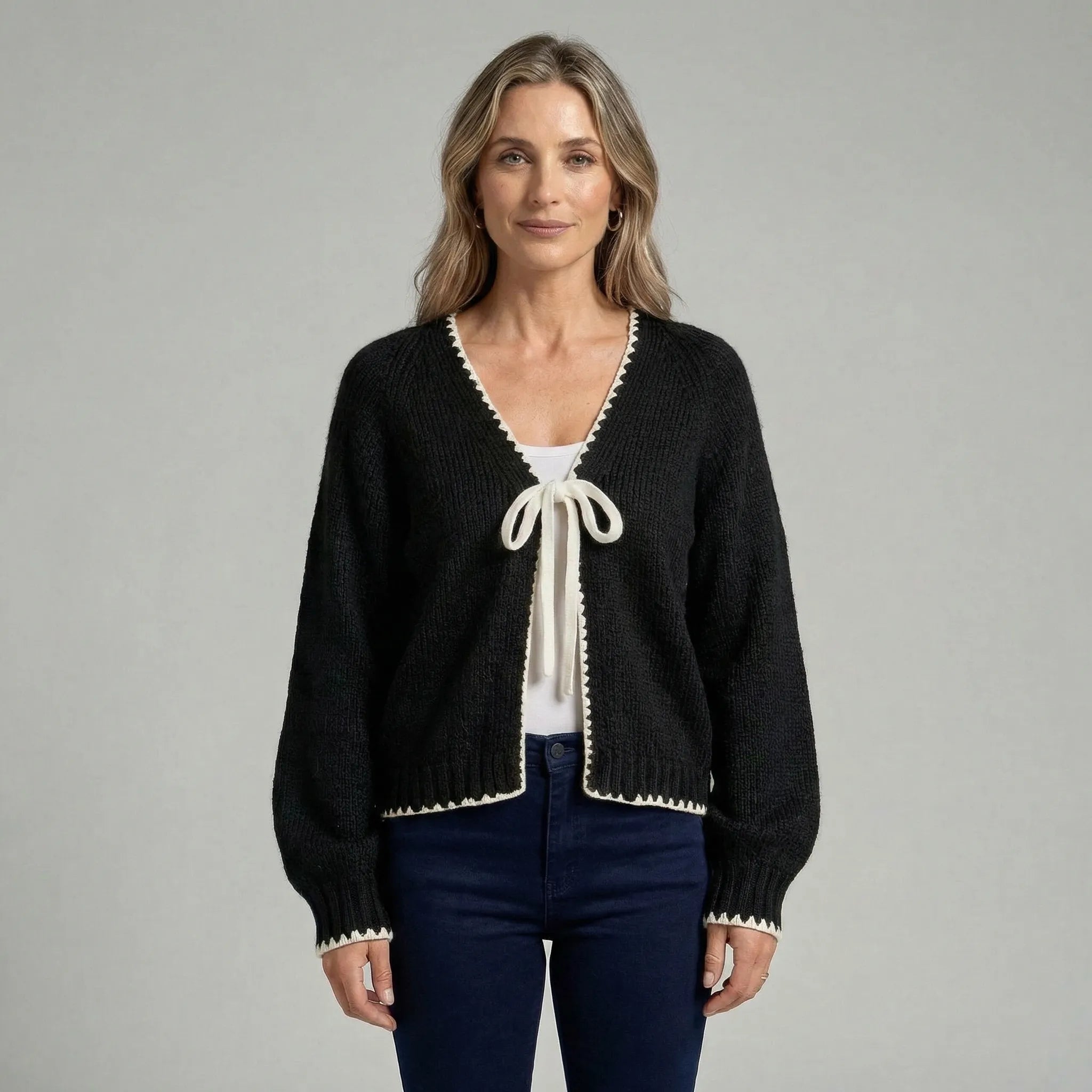 Bowvera - Krótki Kardigan Z Wiązaniem Przy Dekolcie