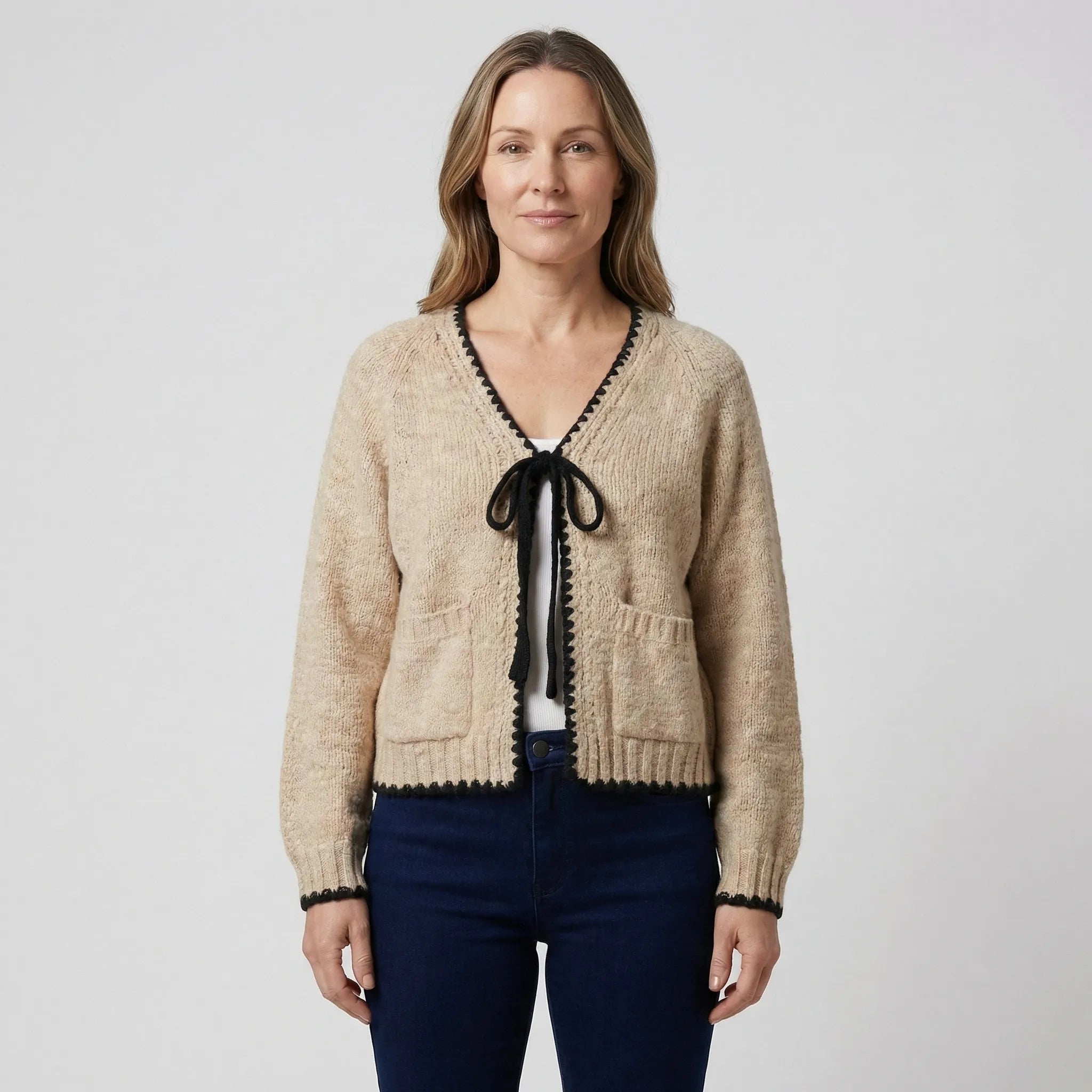 Bowvera - Krótki Kardigan Z Wiązaniem Przy Dekolcie