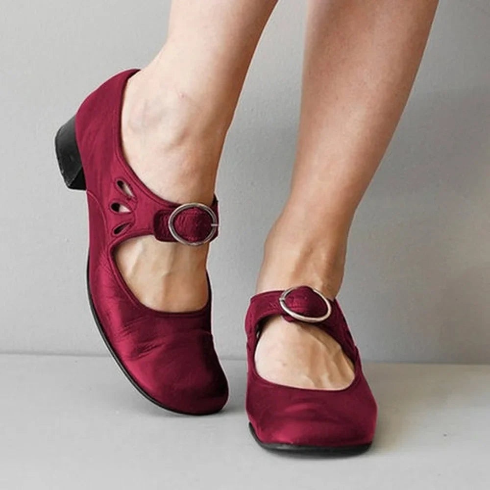 Alicja buty z ozdobną klamrą