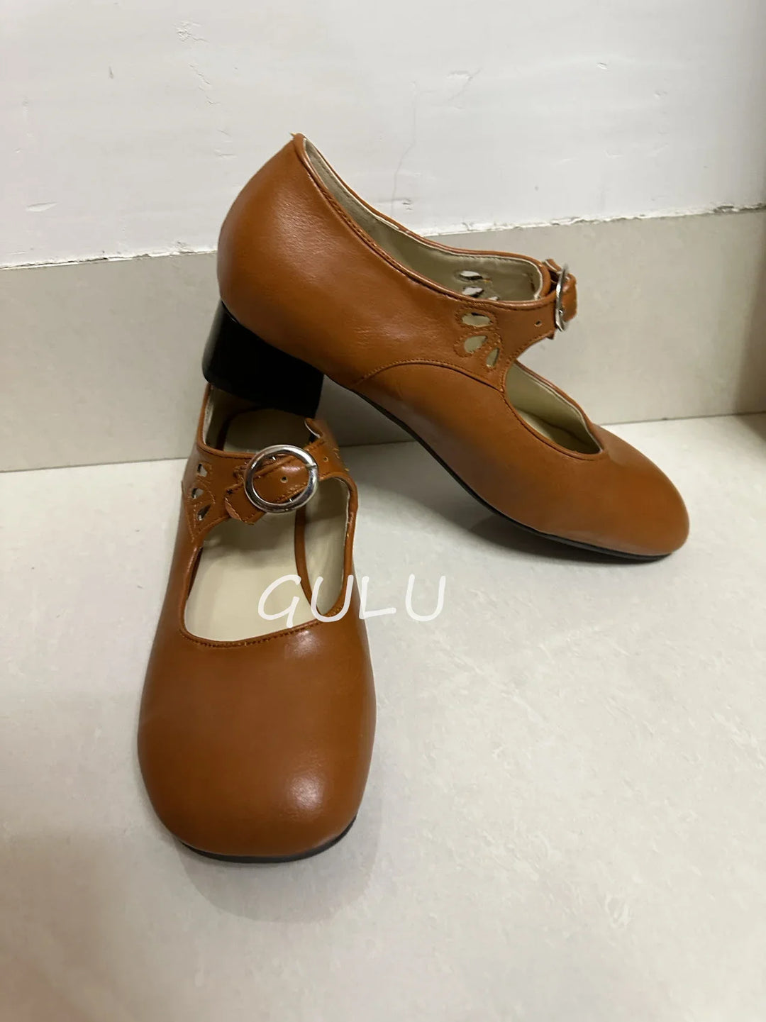 Alicja buty z ozdobną klamrą