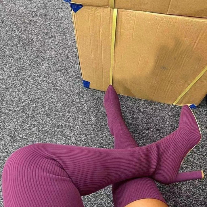 Czarne kozaki za kolano na obcasie, szpiczasty czubek