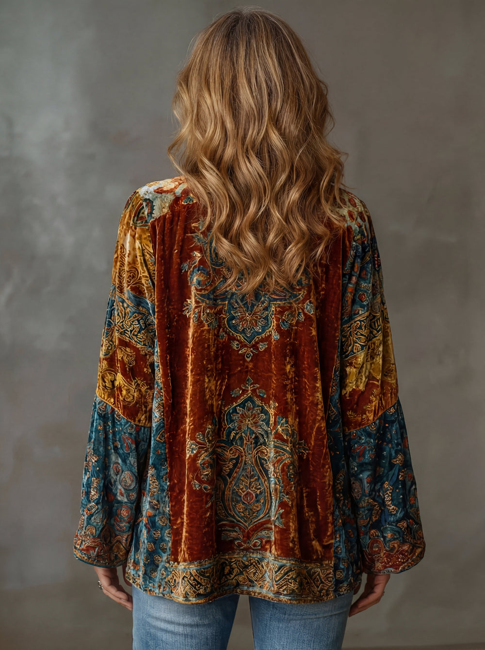 Damskie kimono boho z długimi rękawami na modelce