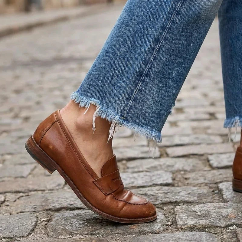 Damskie jeansy proste skrócone w retro niebieskim kolorze