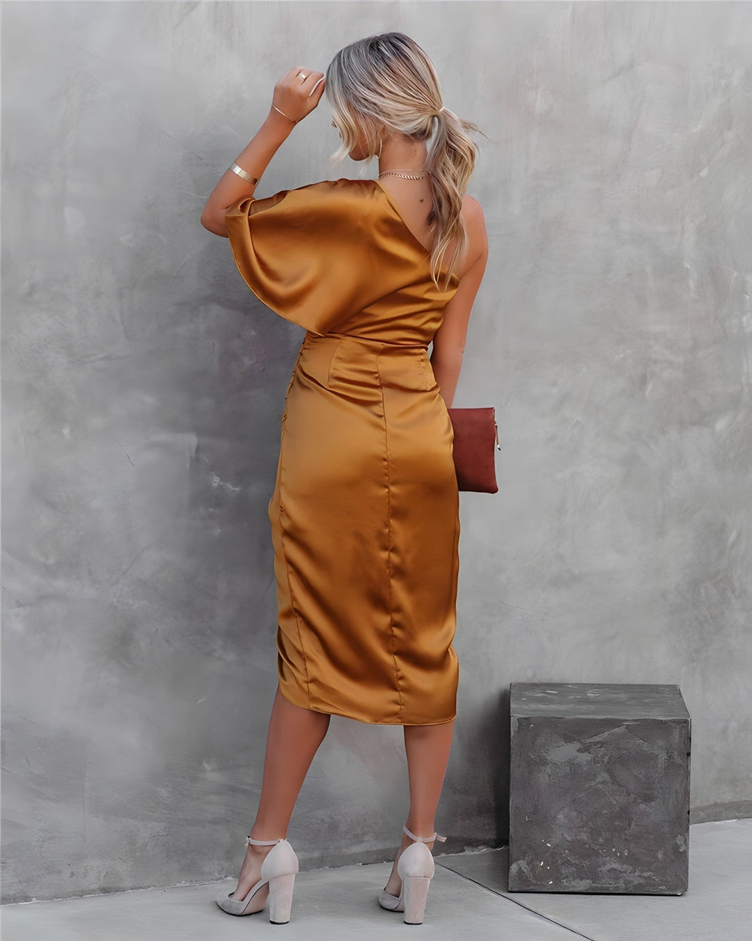 Sukienka satynowa na jedno ramię