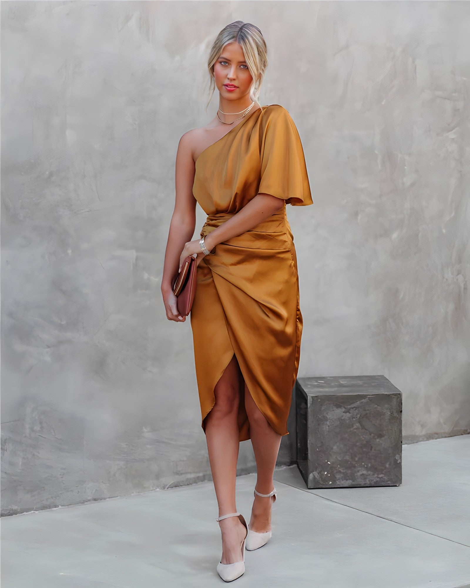 Sukienka satynowa na jedno ramię